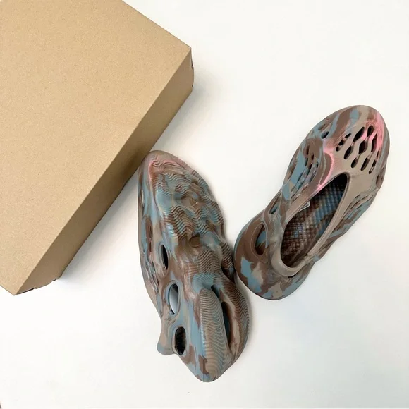 Yeezy Foam RNNR MX Sand Grey - Picture 2 of 3